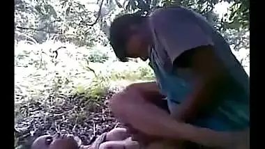 Indian teen girl enjoys threesome sex outdoors!