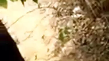 Jungle me sex krte pakde gye