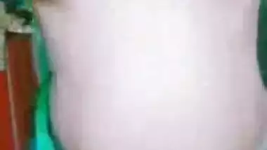 Watch out! This desi aunty has got Green nipples
