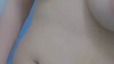 PAKI GF SHOWS INCREDIBLE BOOBS