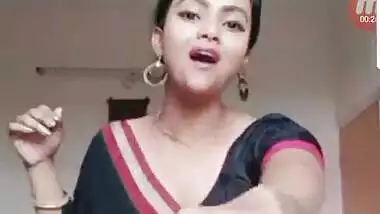 Sexy Hot Girl Big Deep Round Navel in Saree