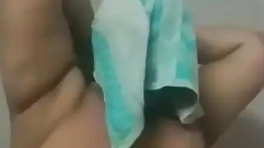 Desi wife big boobs caught after bath