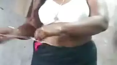 Desi aunty remove her dress and showing her big boobs