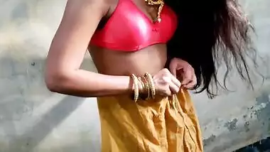 Desi bhabhi wearing a saree and fucking in devar