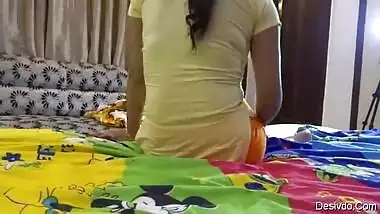 Desi Homely Young Aunty Hot Show In Leggings