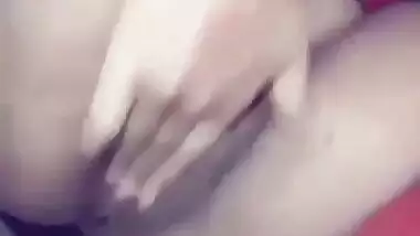 Desi girl fingering pussy
