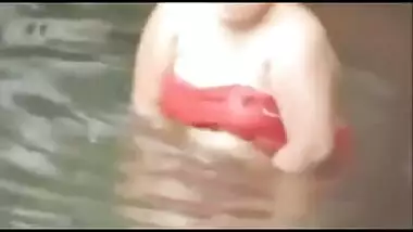 Desi bbw boudii bathing in public