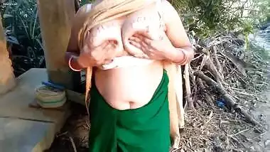 Desi bhabi show her big boob outdoor