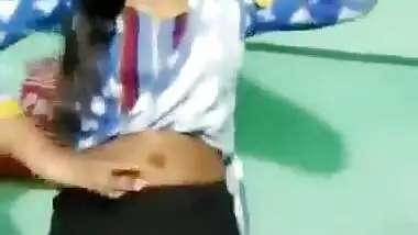 Sexy desi gf lifting salwar and showing her sexy naval dance