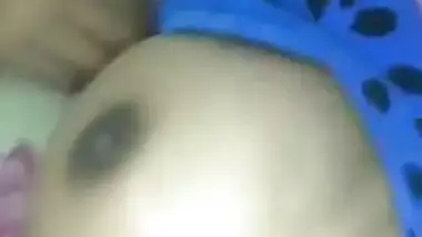 Cute Lankan Girl Showing Boobs