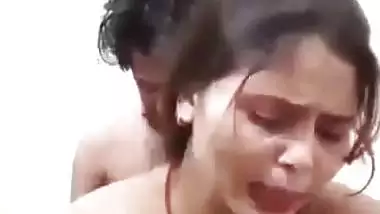 Husband bangs his nude wife’s pussy in the desi sex video