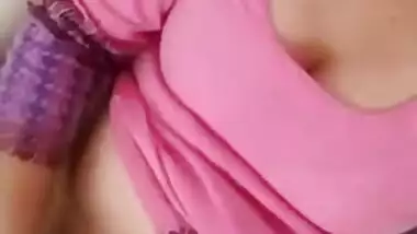 Wife in pink invites Indian viewers to watch solo XXX show with sex toy