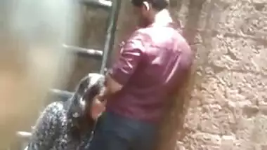 Desparate Indian girl caught giving blowjob outdoors on cam