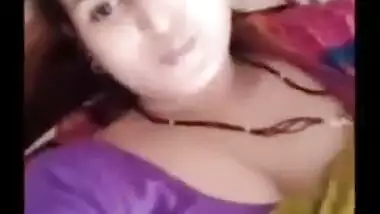 Beautiful Desi bhabhi shows her boobs