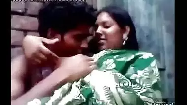 Village bhabhi ki saree mai best chudai hui