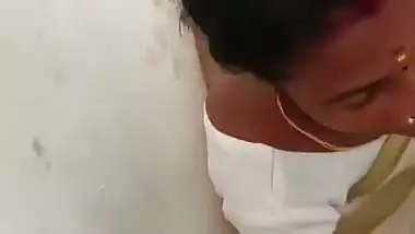 Cheating wife gives an outdoors Tamil blowjob to her BF