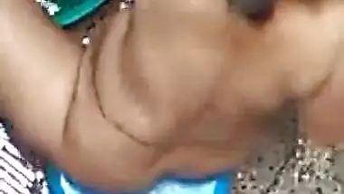 Desi aunty hot nude bath caught by