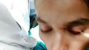Desi girl giving blowjob inside running car