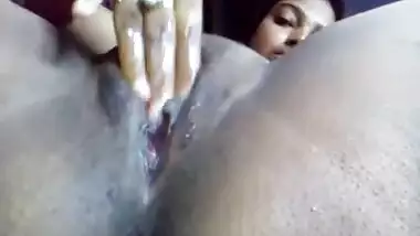 Desi babe self fingering