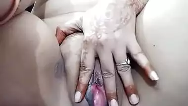 Married Bhabi Showing And Pissing