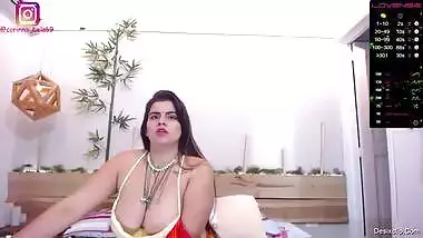 Chubby Bhabhi wearing only Saree Showing her Big Boobs