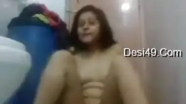 New bathroom XXX video with nude Desi babe playing with her cunt