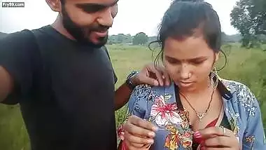 Hot couples Lipkiss Boob press my first blog Aj babu ki teen gye