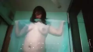 Desi bhabhi showing off her boobs pussy