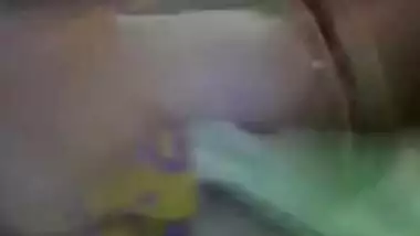 Super hot urvashi bhabhi in yellow saree n bindi video wid audio