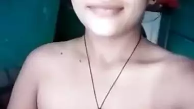 Cute Indian XXX girl records her clear shaved pussy on selfie cam