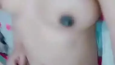Desi Cute Babe showing her self nude